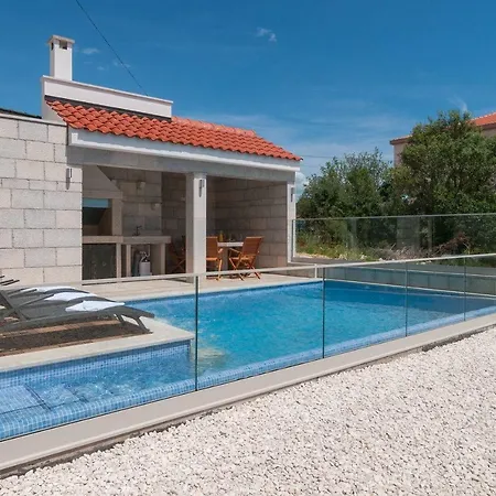 Beautiful With Private Pool Apartment