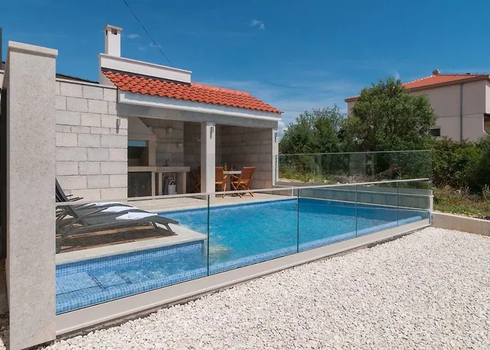 Beautiful With Private Pool Apartman