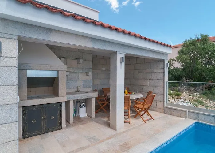 Beautiful With Private Pool Apartman *