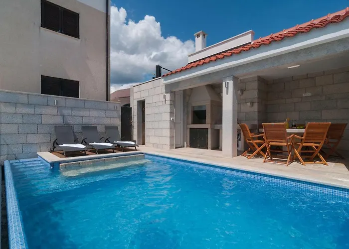 Apartman Beautiful With Private Pool Trogir